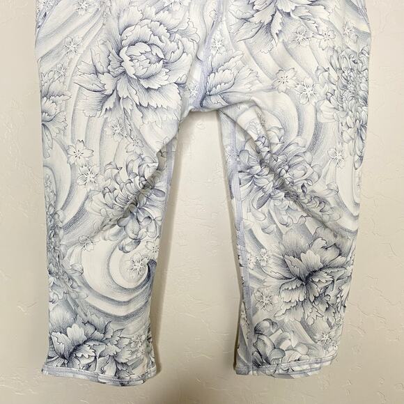 Lululemon Twine White Multi Love Knot Crop 15" Size 8 - Picture 8 of 10